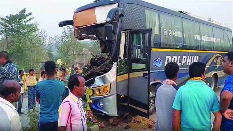 कोरबा से पुरी जा रही बस हादसे में चालक की मौत, कई घायल